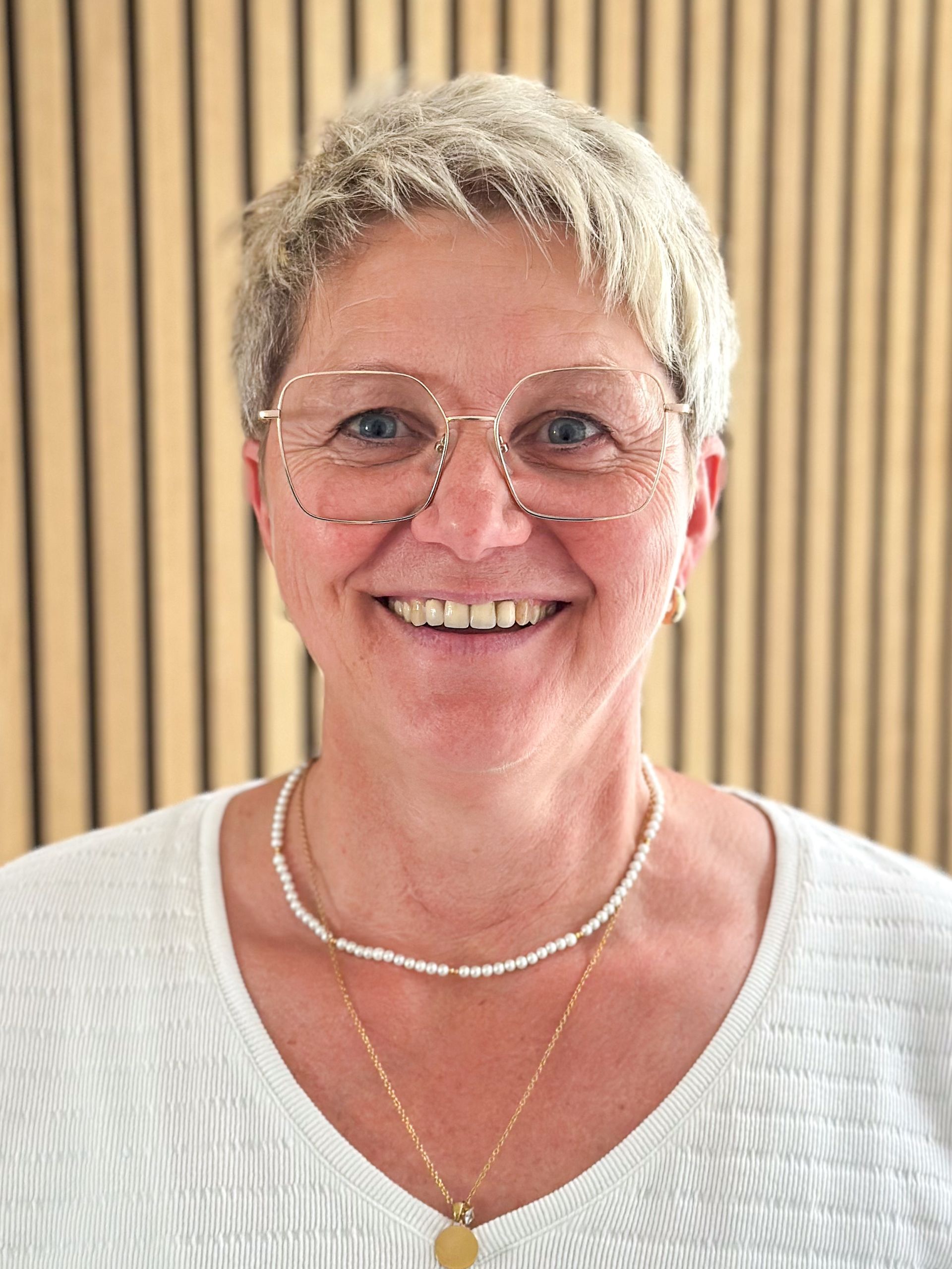 Platzhalterbild einer Frau ohne Gesicht