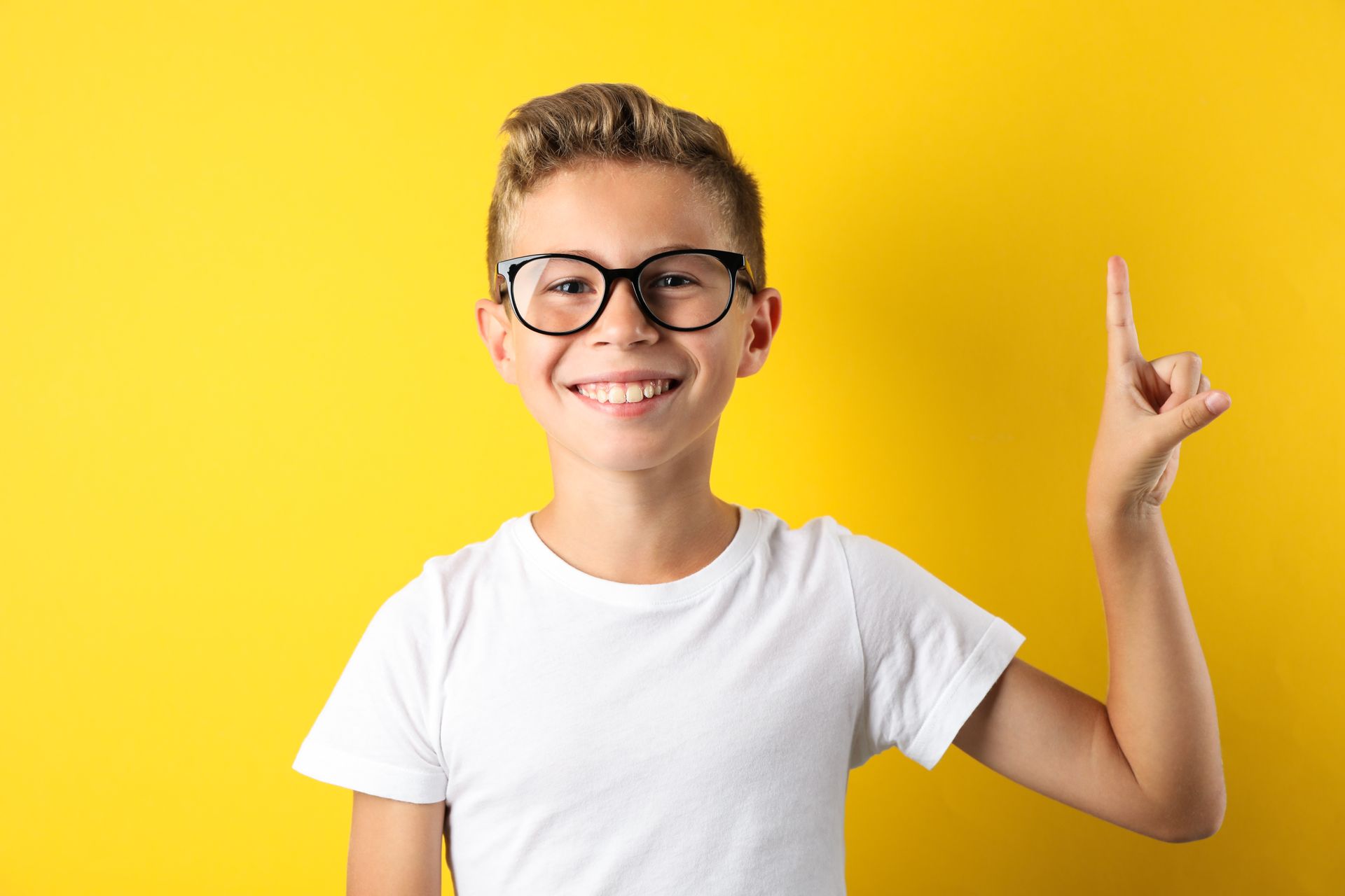 Un enfant avec des lunettes sur fond jaune