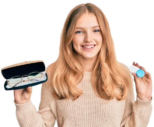 Une jeune fille avec des lunettes et des lentilles de contact