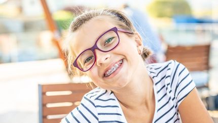 Une jeune fille avec des lunettes