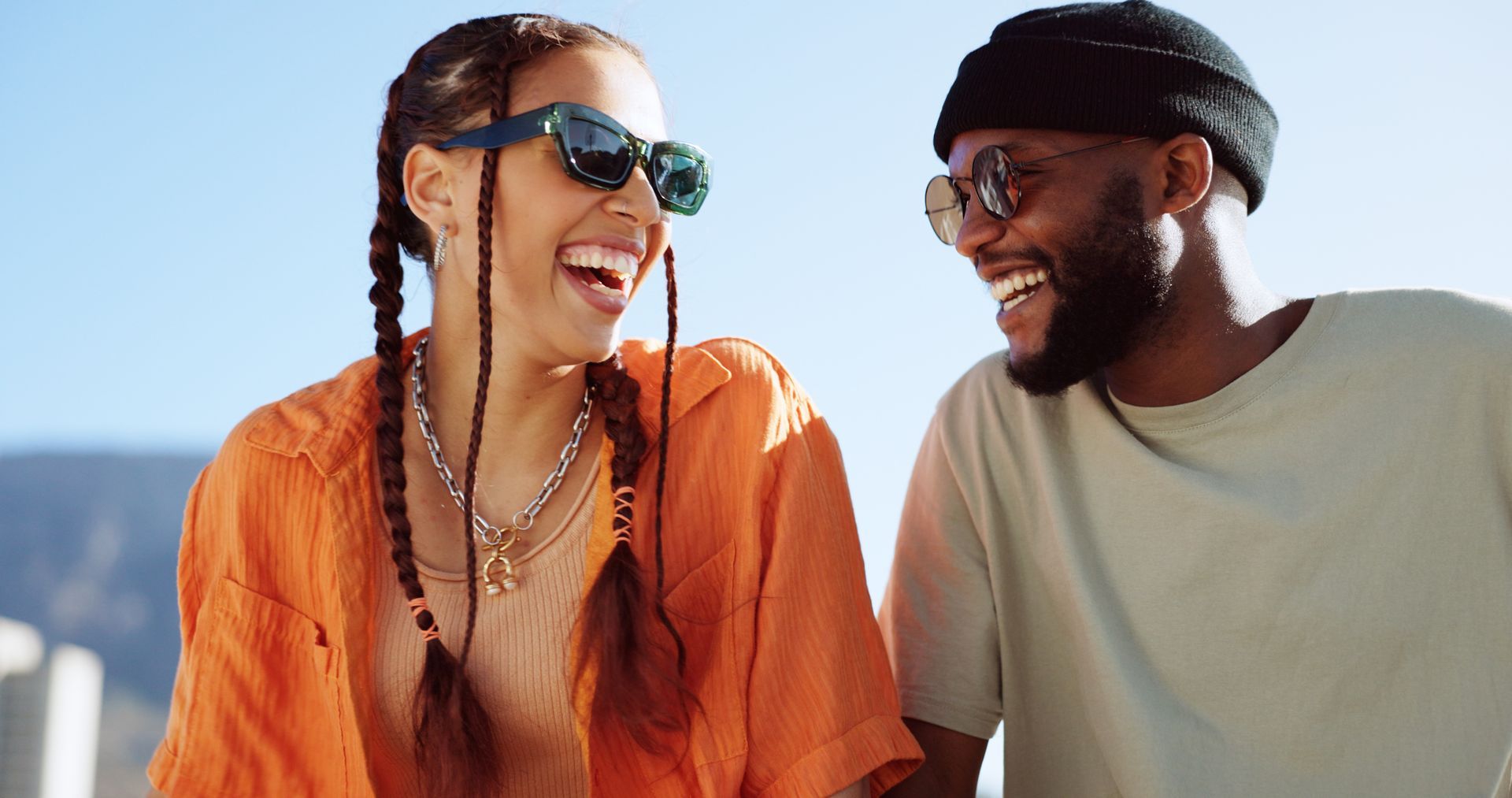 Un couple sur la plage avec des lunettes