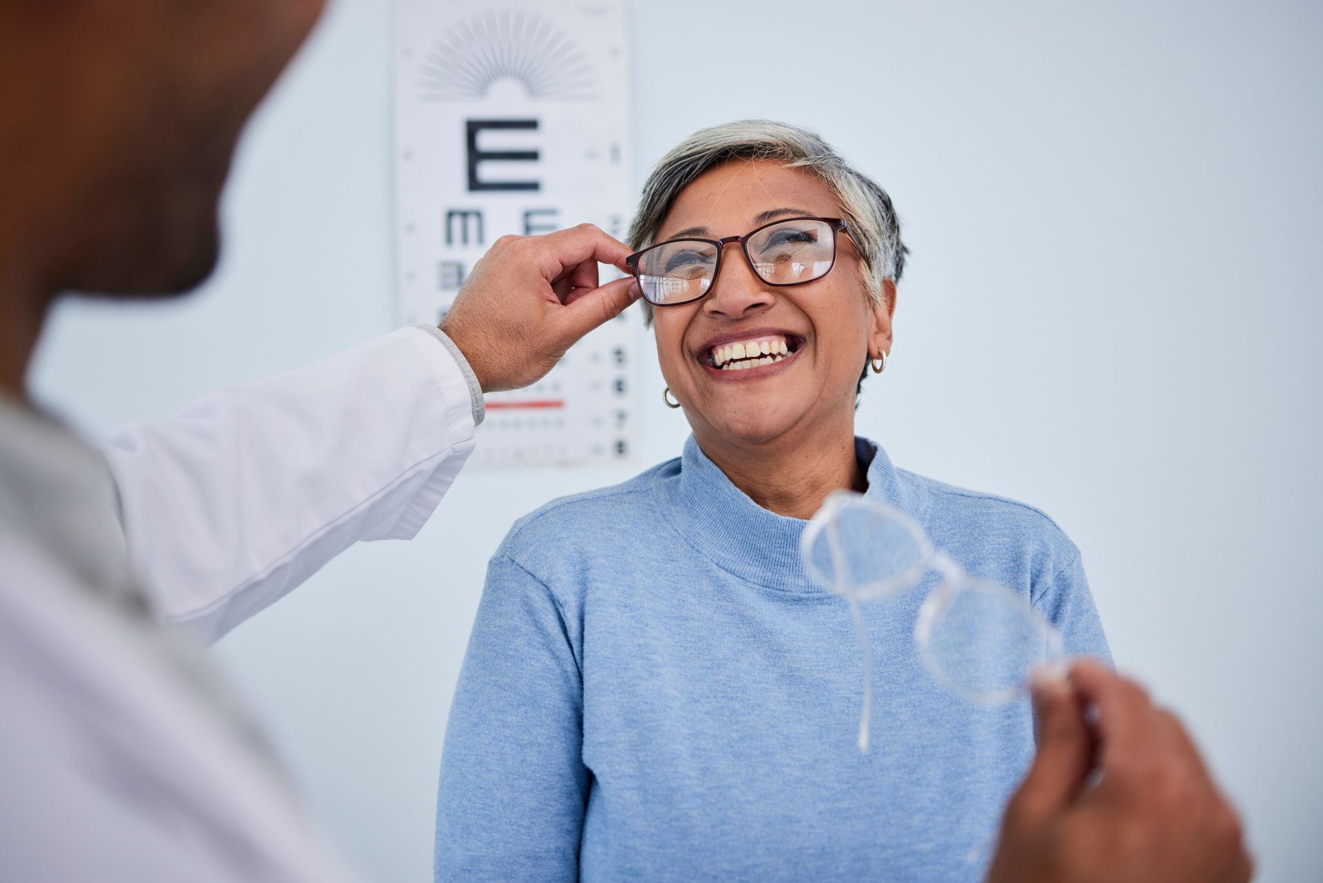 Un examen de la vue d'une femme avec des lunettes
