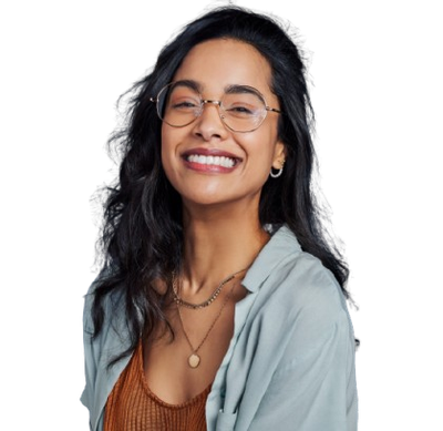 Une femme brune avec des lunettes