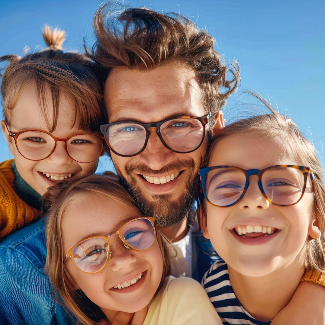 Un père et ses filles avec des lunettes