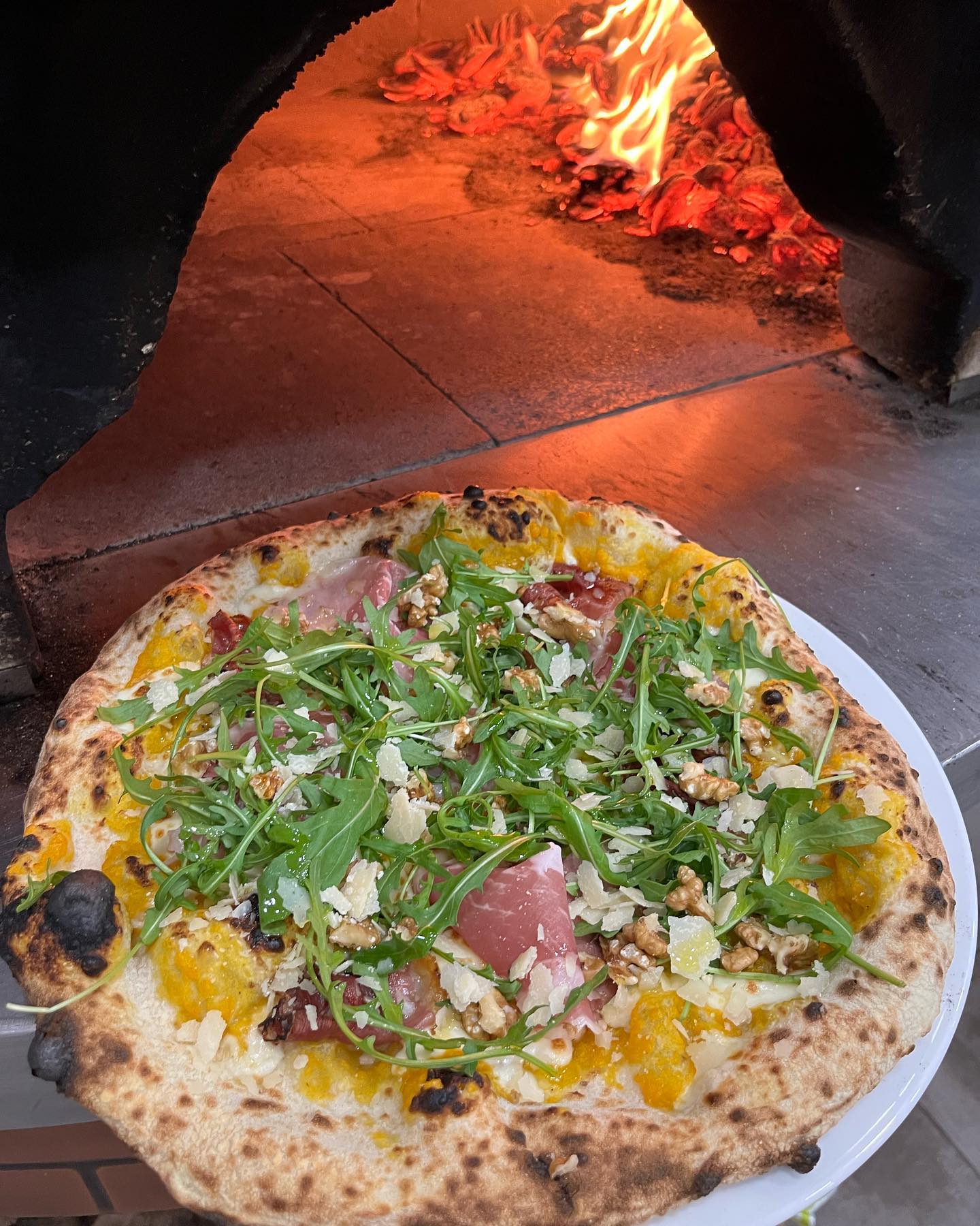 Pizza devant four à bois