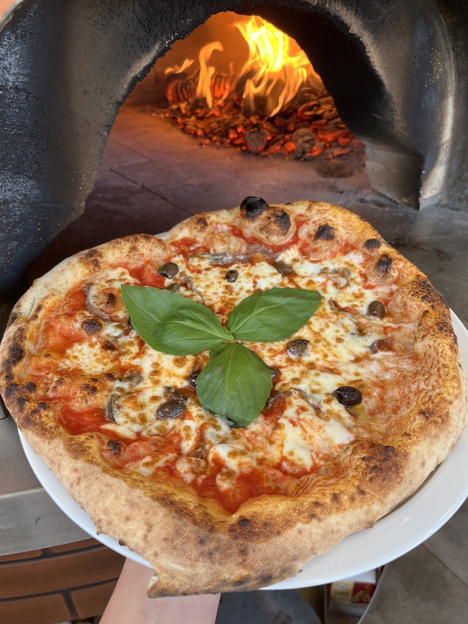 Pizza ornée de basilic