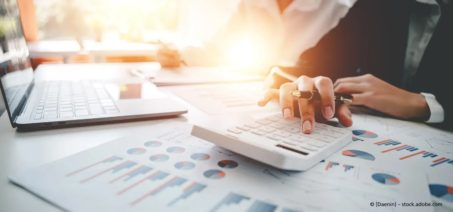 Klemmbrett, Taschenrechner, Dokumente, Laptop, Personen mit Blazer und Hemd an Schreibtisch