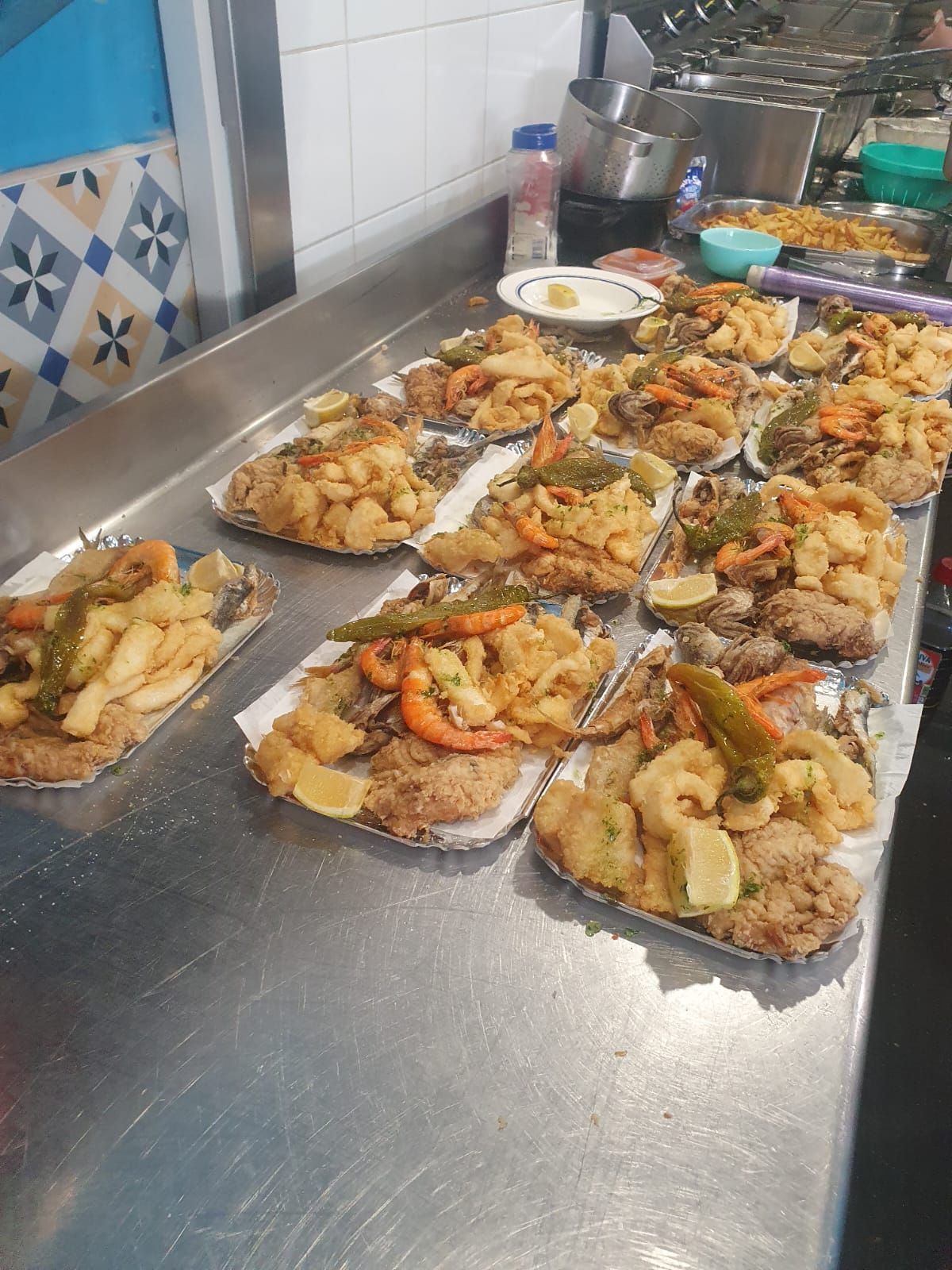 Différents plats de poisson pour traiteur