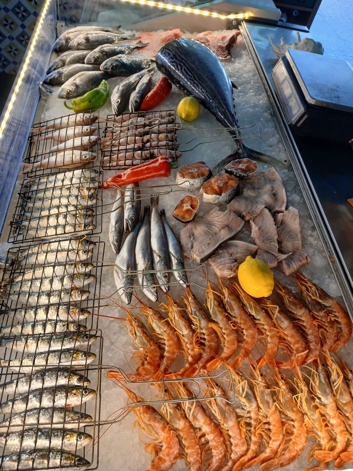 Poissons à l'étal pour le restaurant