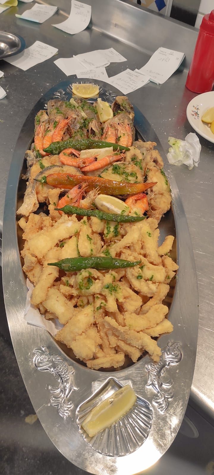 Plat de poisson et piments