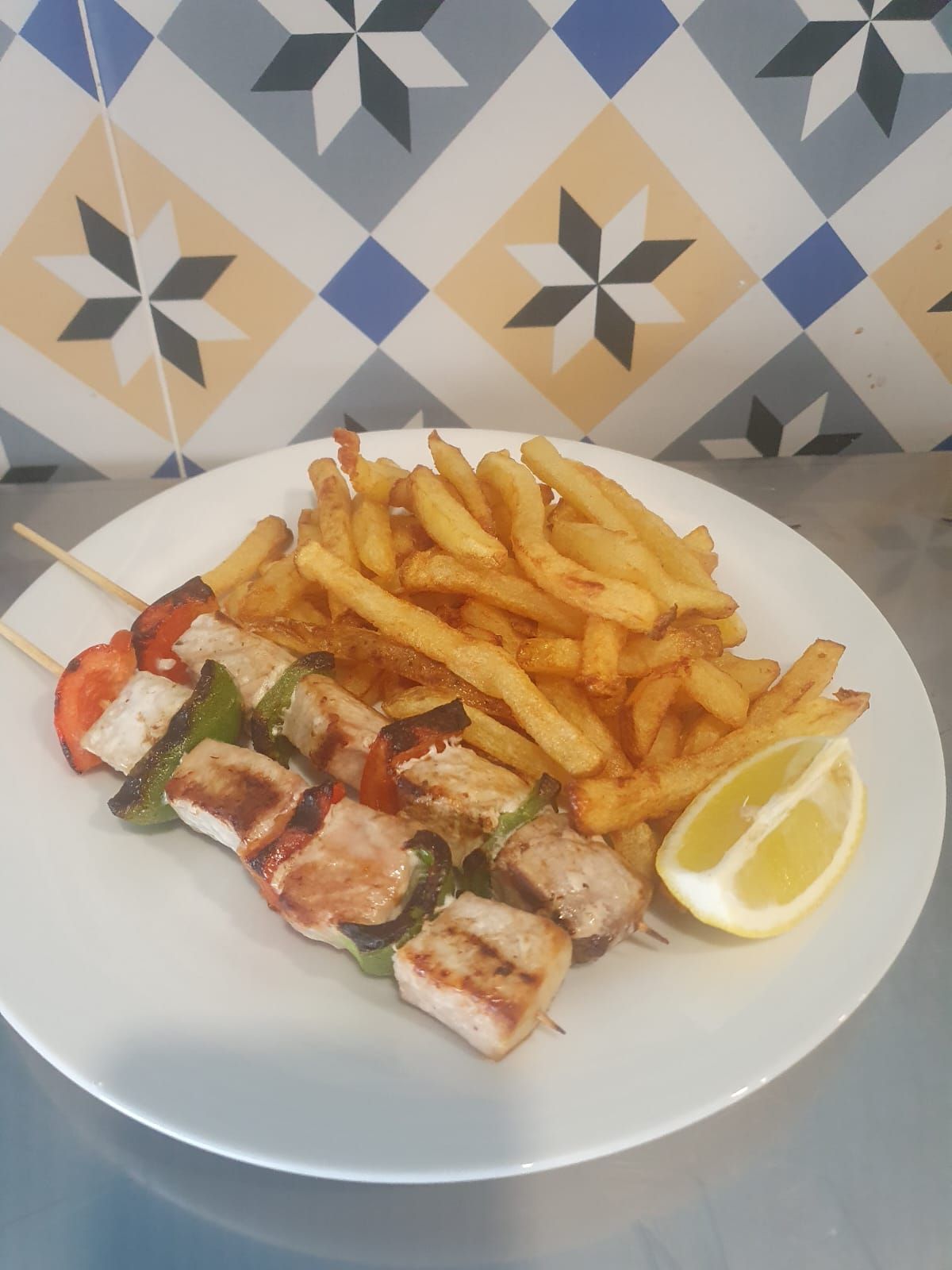 Brochettes de poisson et frites