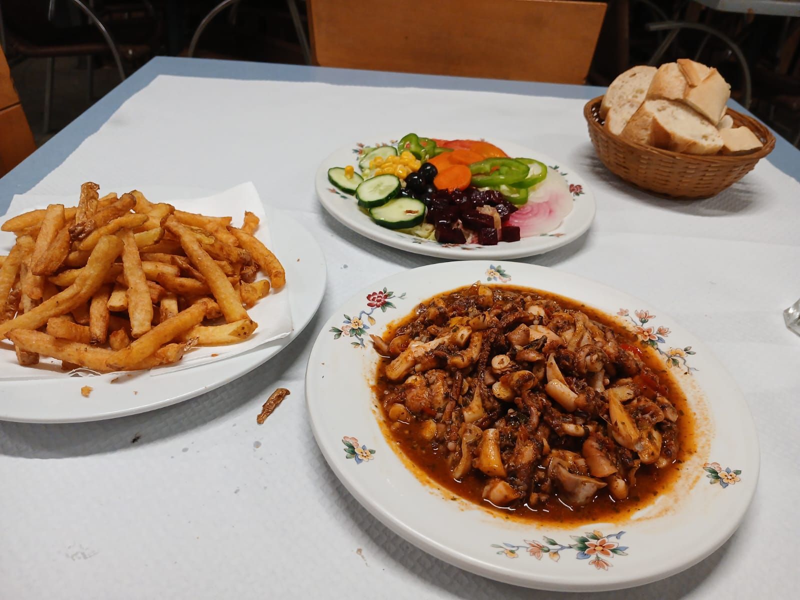 Plat de poisson, frites et légumes