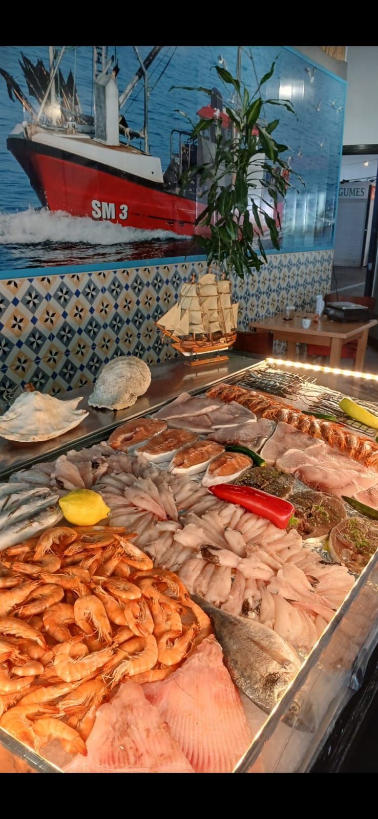 Différents poissons à l'étal