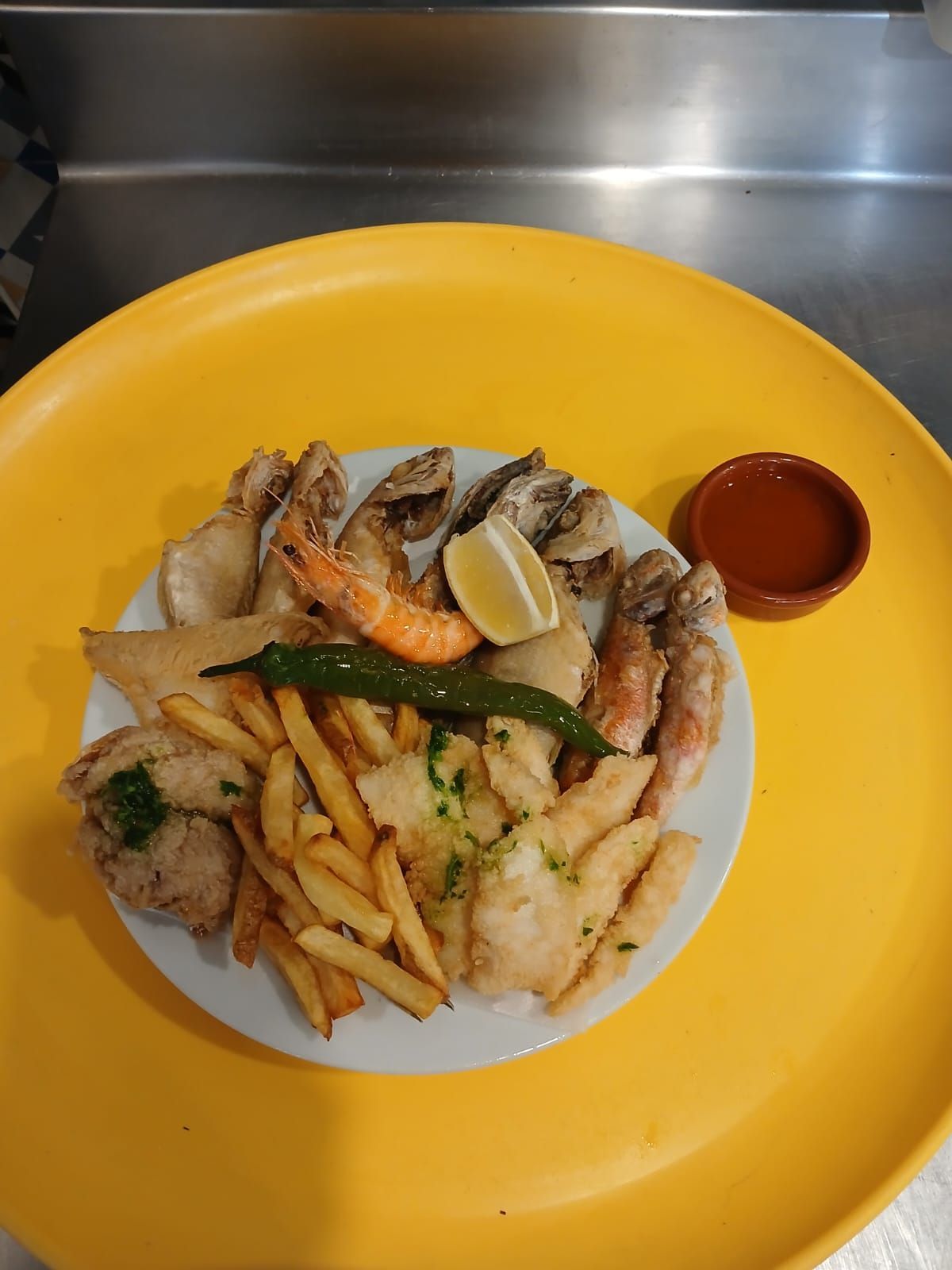 Barquette de poissons à emporter