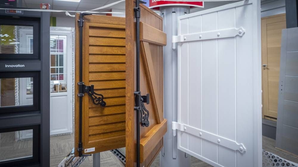 Présentoir de portes intérieures ouvertes avec panneaux en bois et blancs dans une salle d’exposition