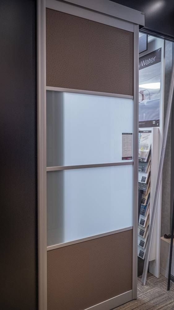 Porte de placard coulissante en verre transparent et dépoli avec cadre en aluminium