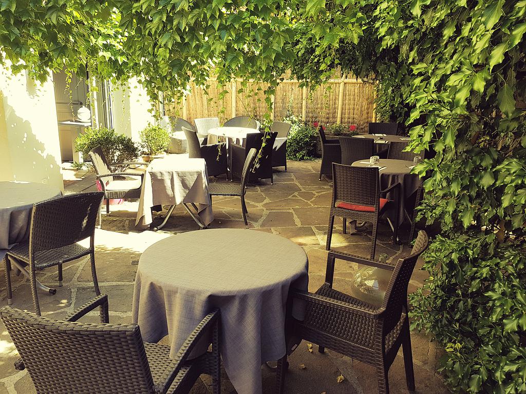 table restaurant en extérieur sous verdure