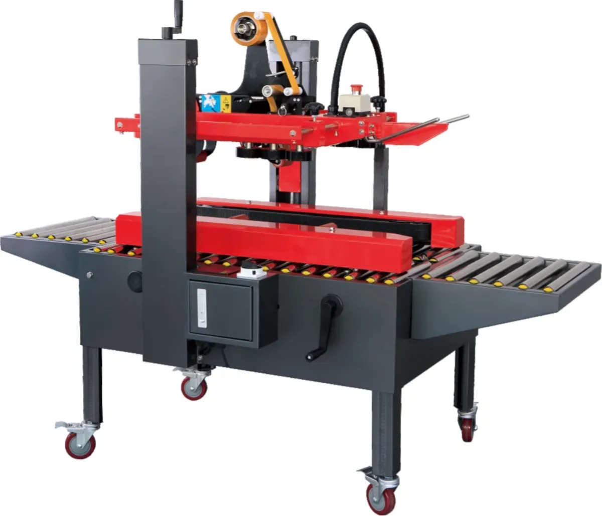 Eine rot-schwarze Verpackungsmaschine mit Rädern auf weißem Hintergrund.