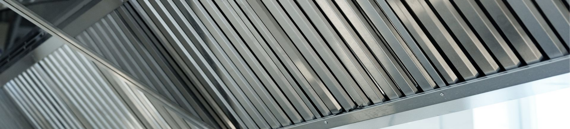 Des canalisations industrielles et leurs structures de support.