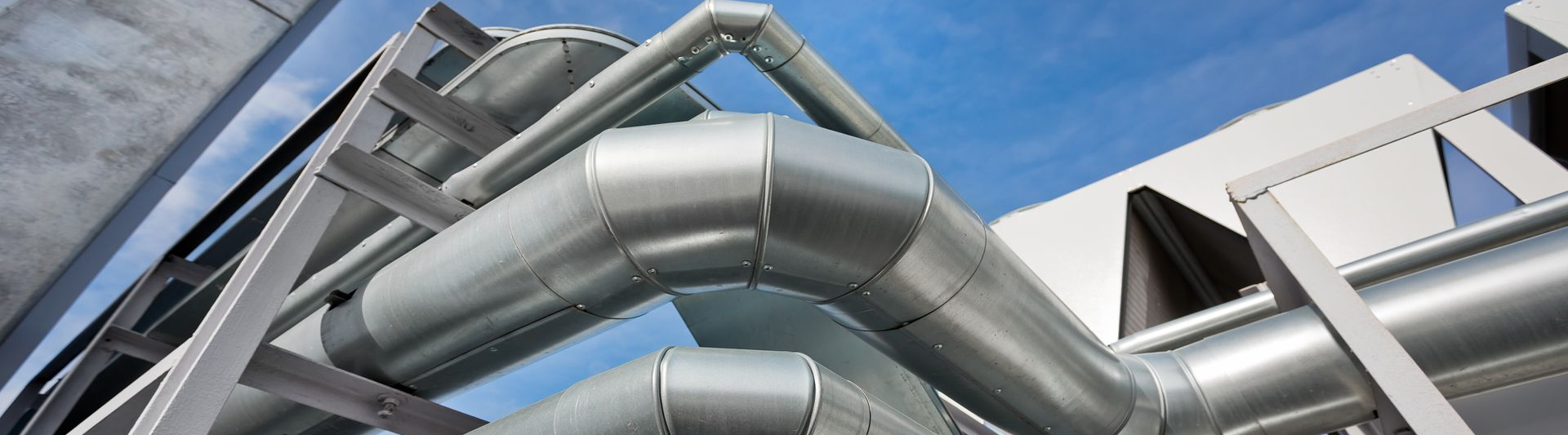 Des canalisations industrielles et leurs structures de support.