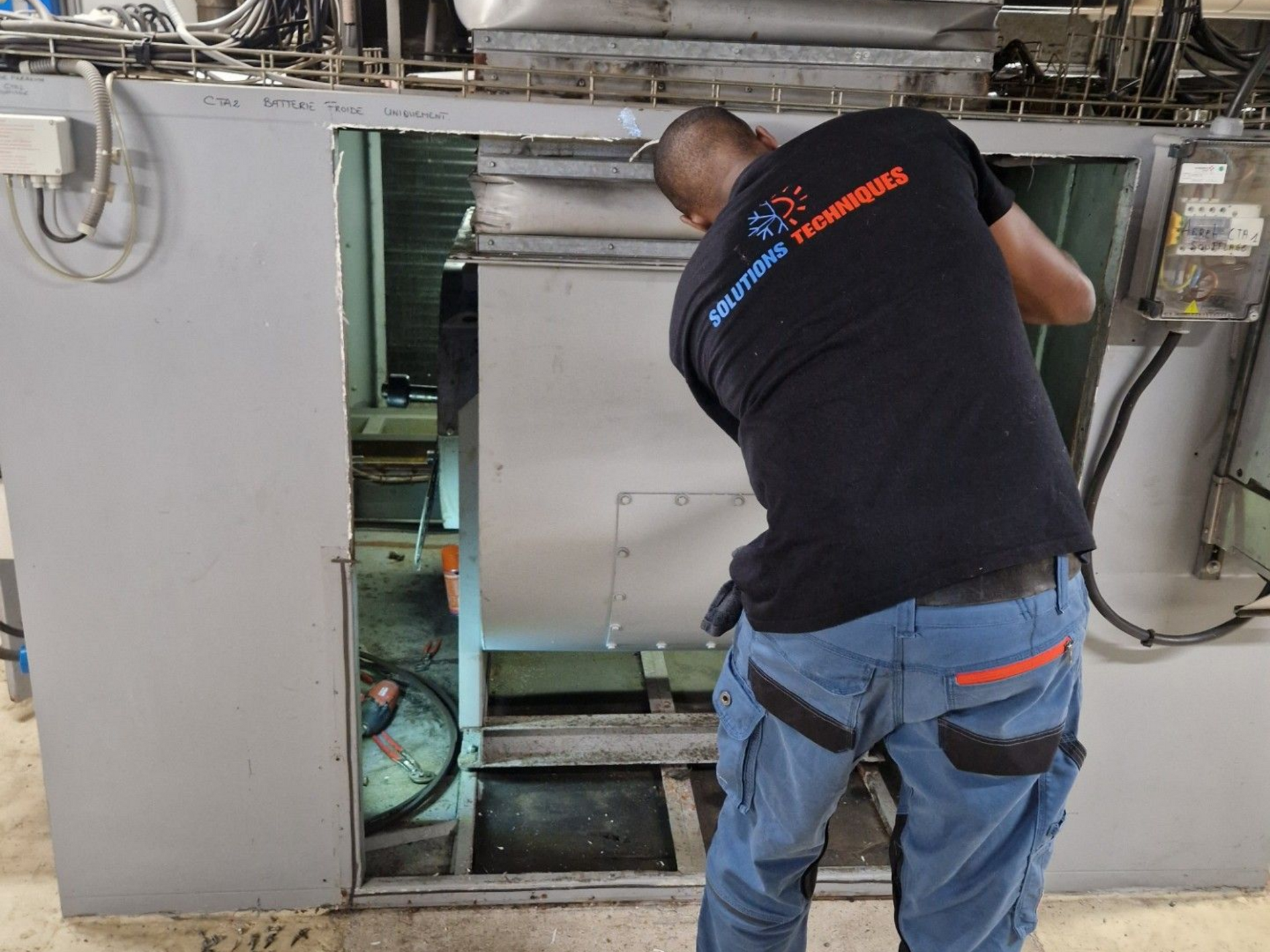 Deux personnes se serrent la main au-dessus de plans architecturaux.