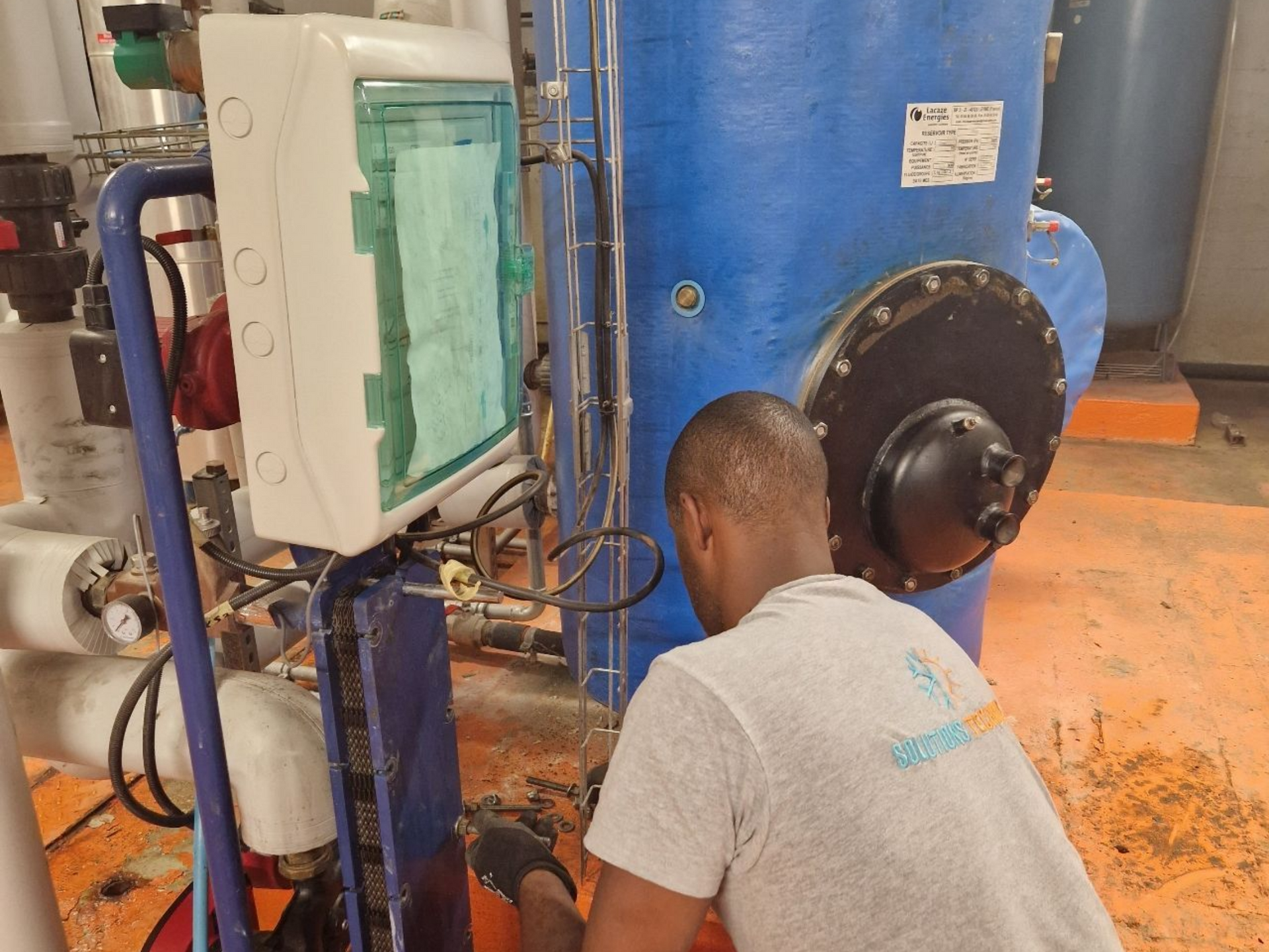 Une personne travaille sur des équipements industriels.