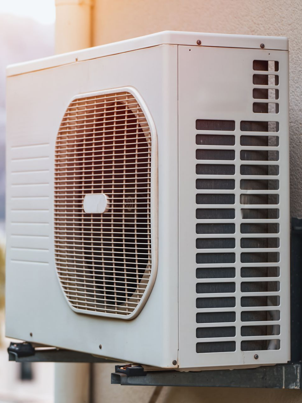Unité de climatisation blanche fixée au mur.