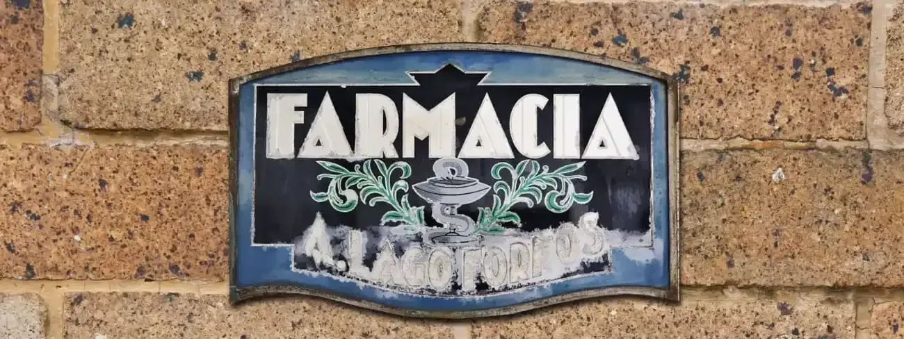Un cartel en una pared de ladrillos que dice farmacia
