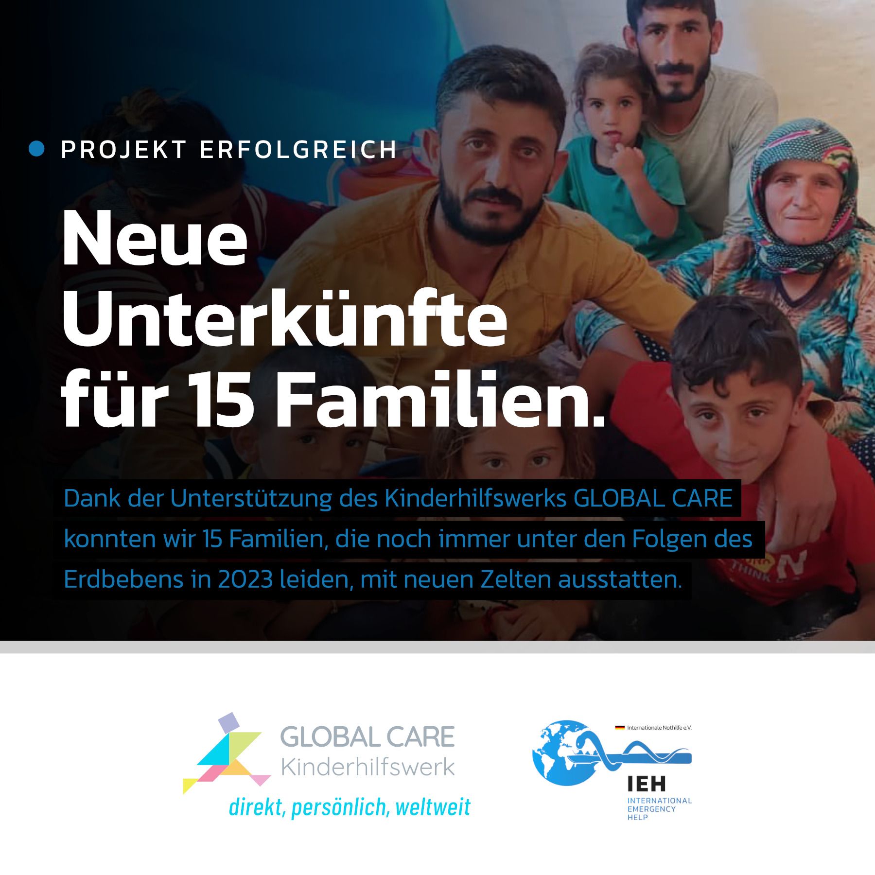 Auf einem Plakat sitzt eine Gruppe von Menschen nebeneinander.