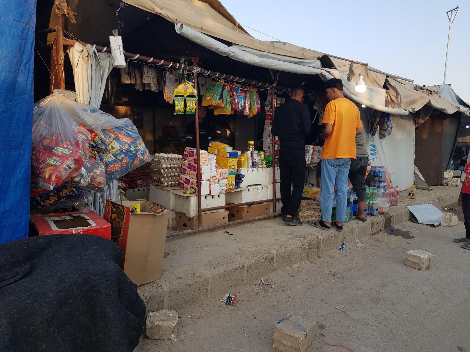 geöffntes Ladengeschäft mit 2 Kunden im Flüchtlingslager Tabqa