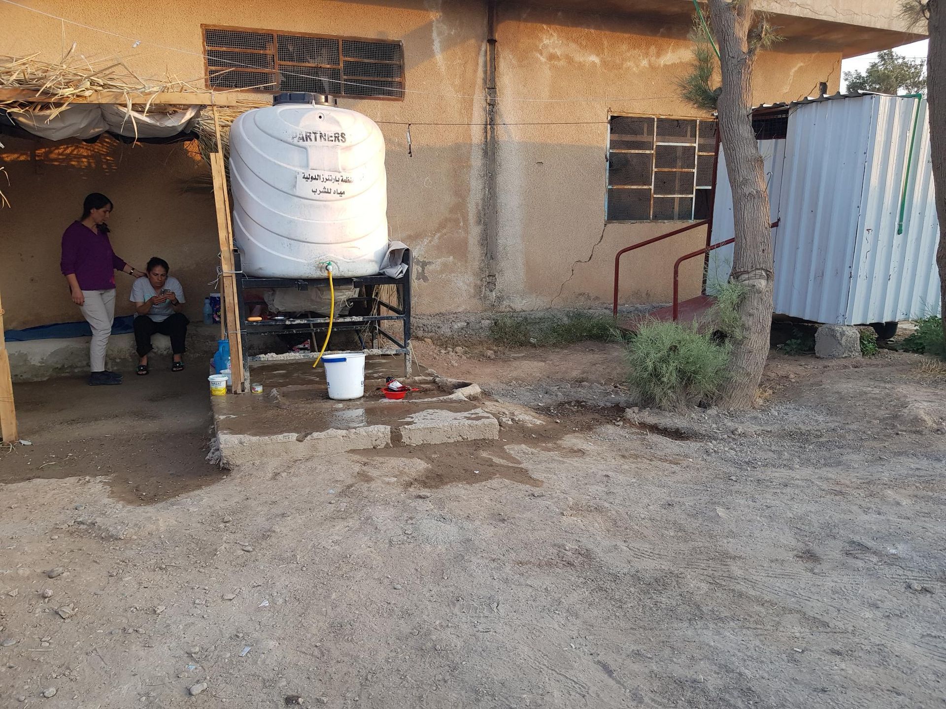 Trinkwassertank mit Schlauch und Eimer