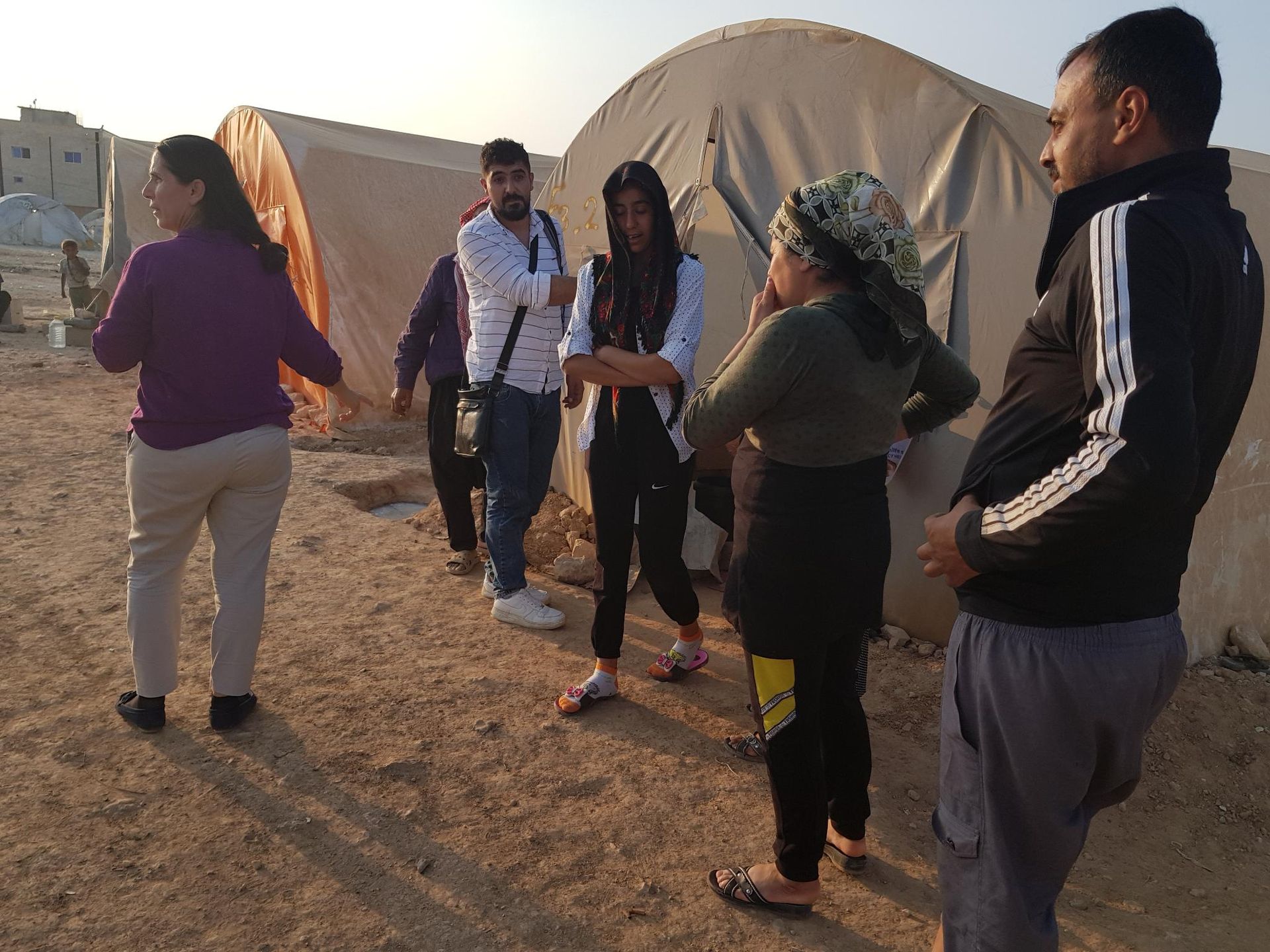 6 Personen vor Zelt in Tabqa