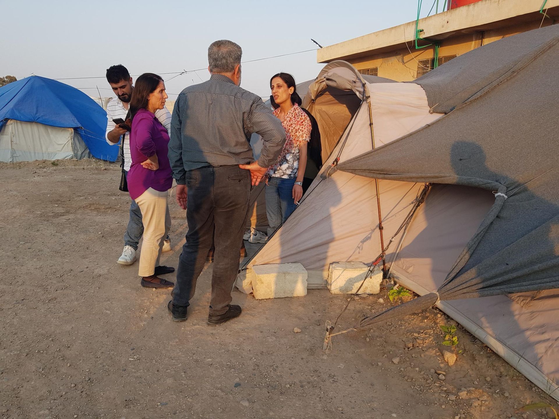 Menschen vor Zelt im Flüchtlingslager Tabqa