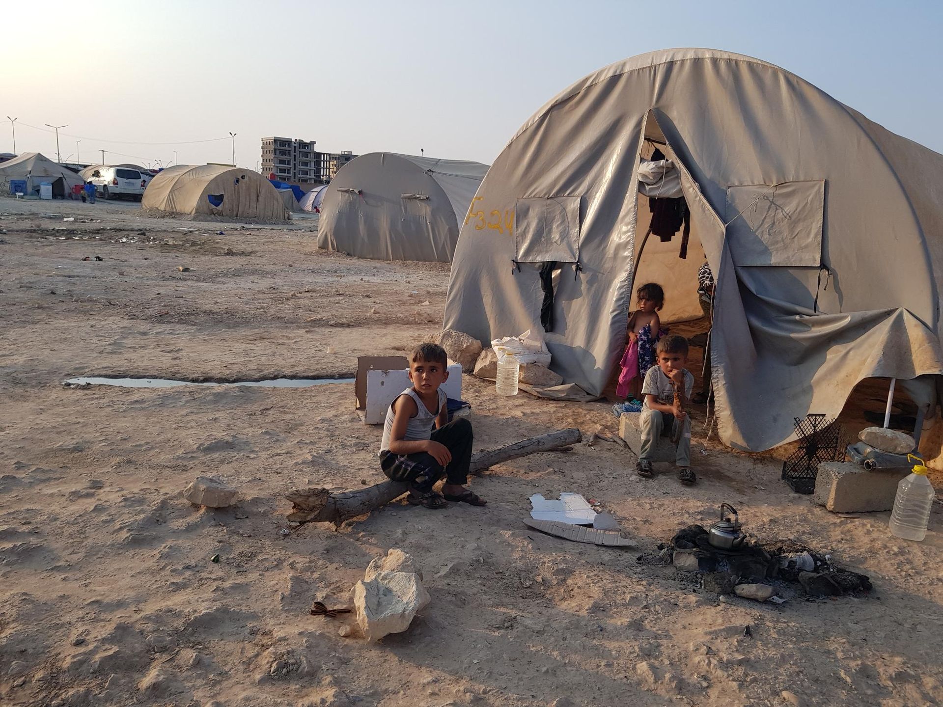 Kinder vor Flüchtlingszelt