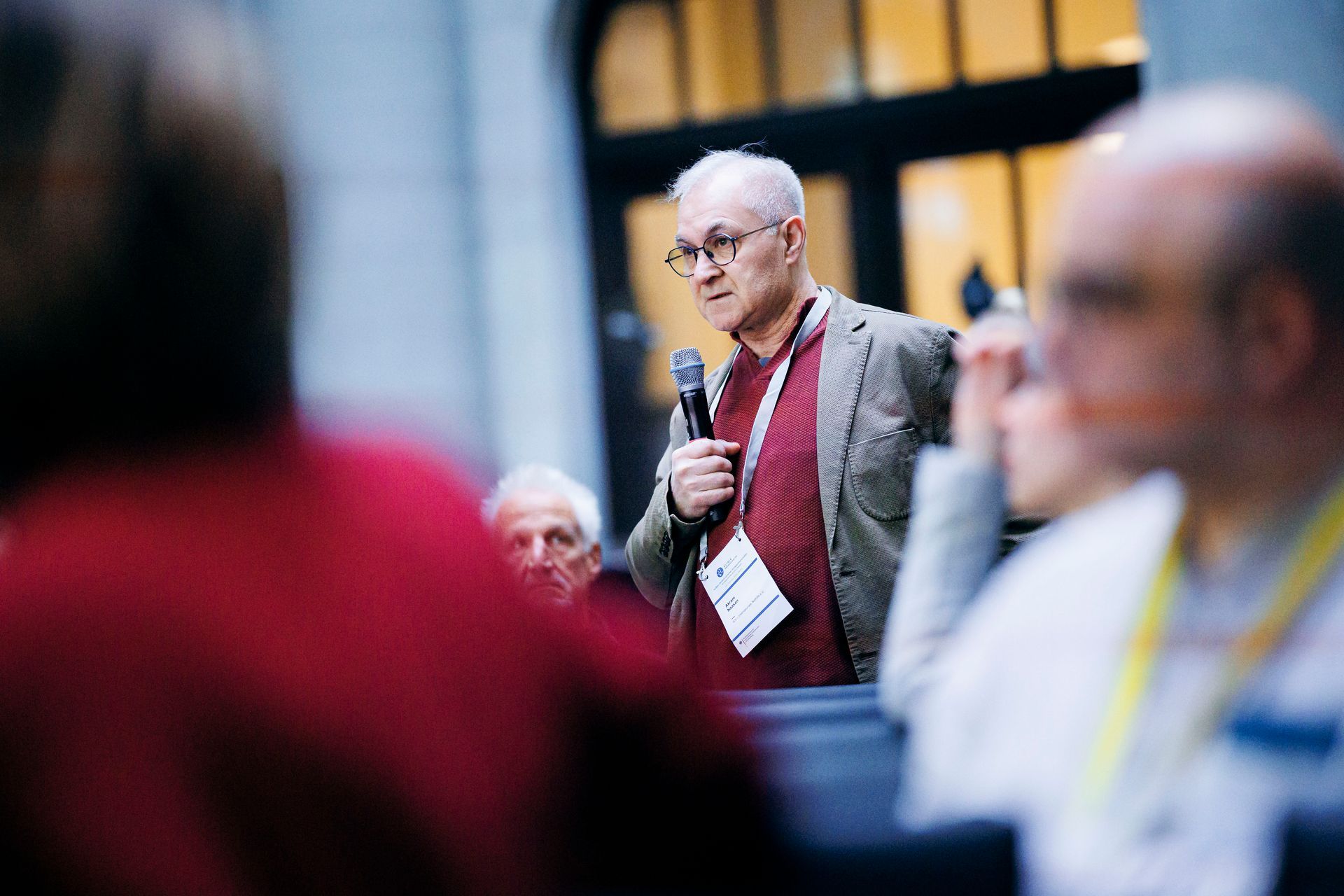 Eine Gruppe Männer gräbt mit Schaufeln im Dreck.