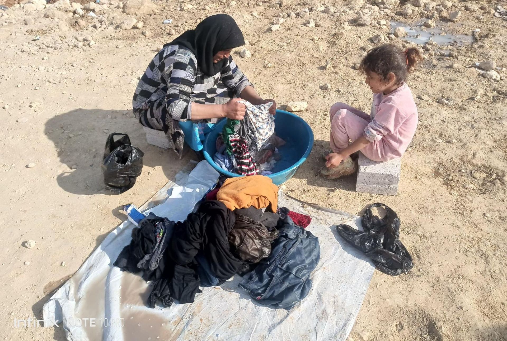 Eine Gruppe von Menschen steht vor einem Krankenwagen