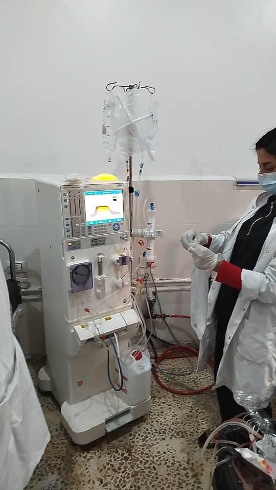 Dialysegerät mit behandschuhter Person