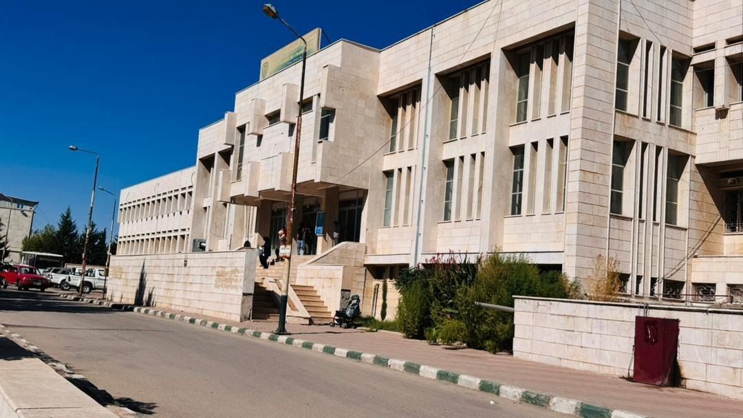 Vordereingang mit Treppen Hospital Derîk