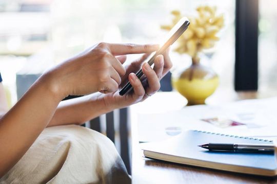 Person arbeitet am Handy