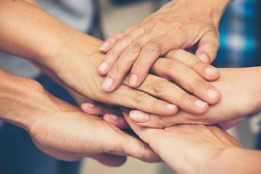 Aufeinandergelegte Hände