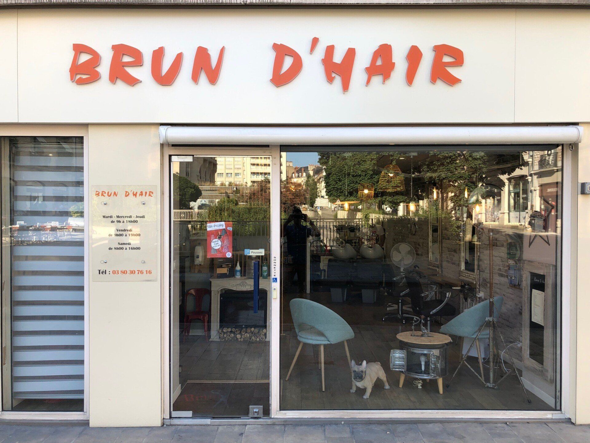 Devanture du salon de coiffure