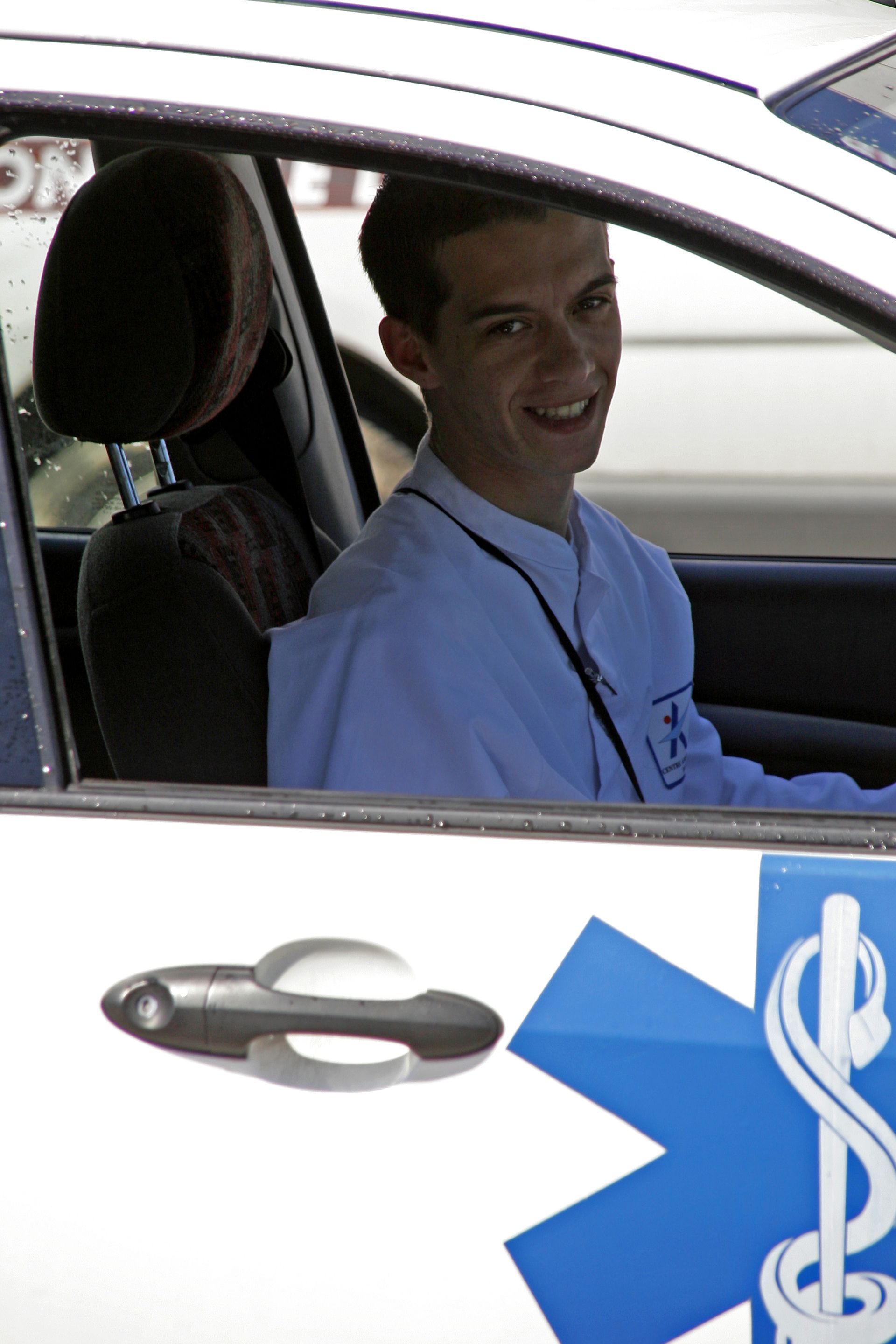 Un homme qui conduit