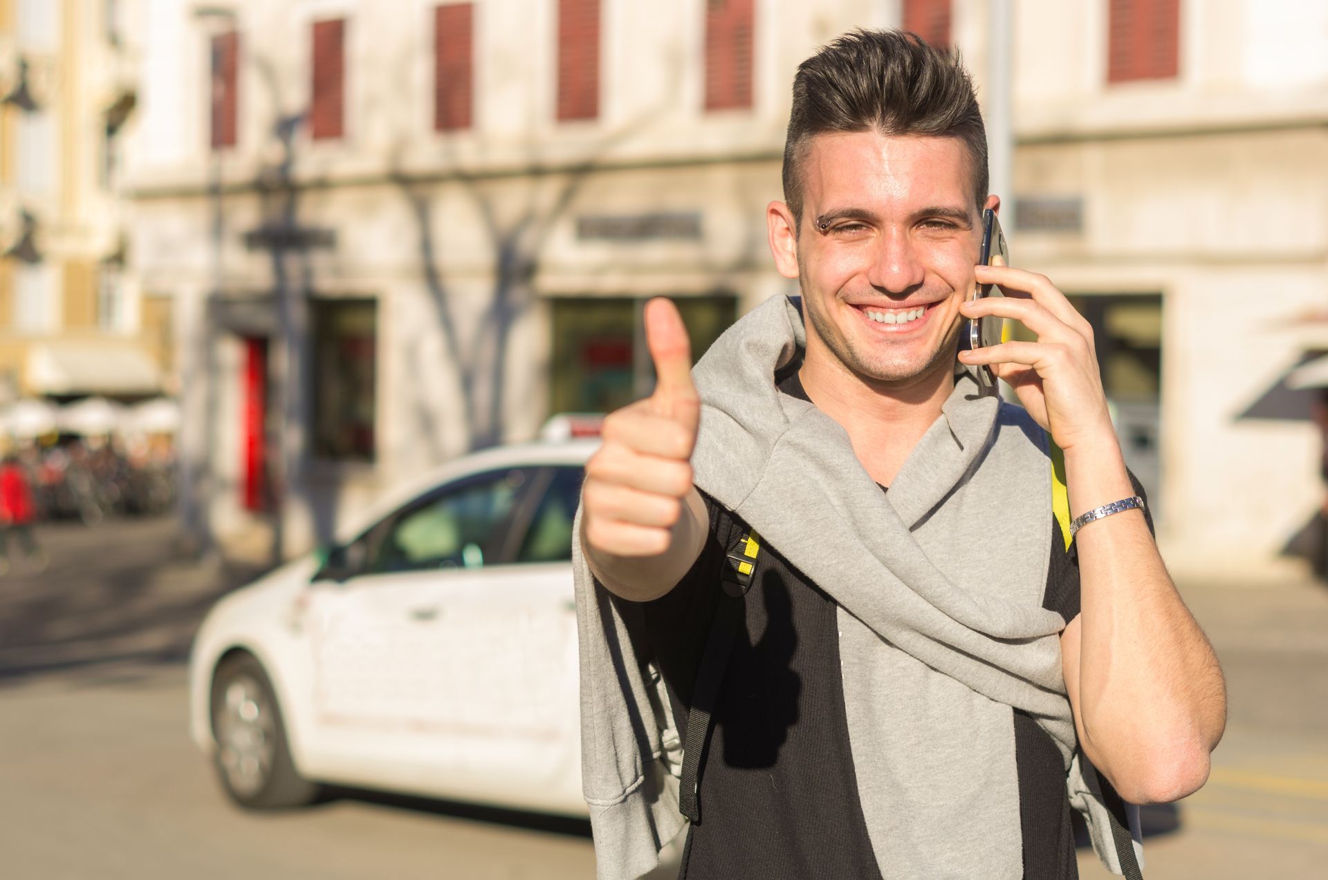 Un homme qui montre son pouce