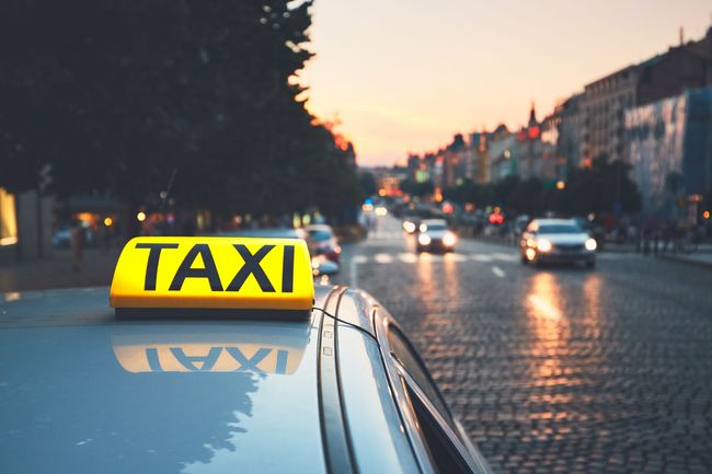 Un taxi dans une rue