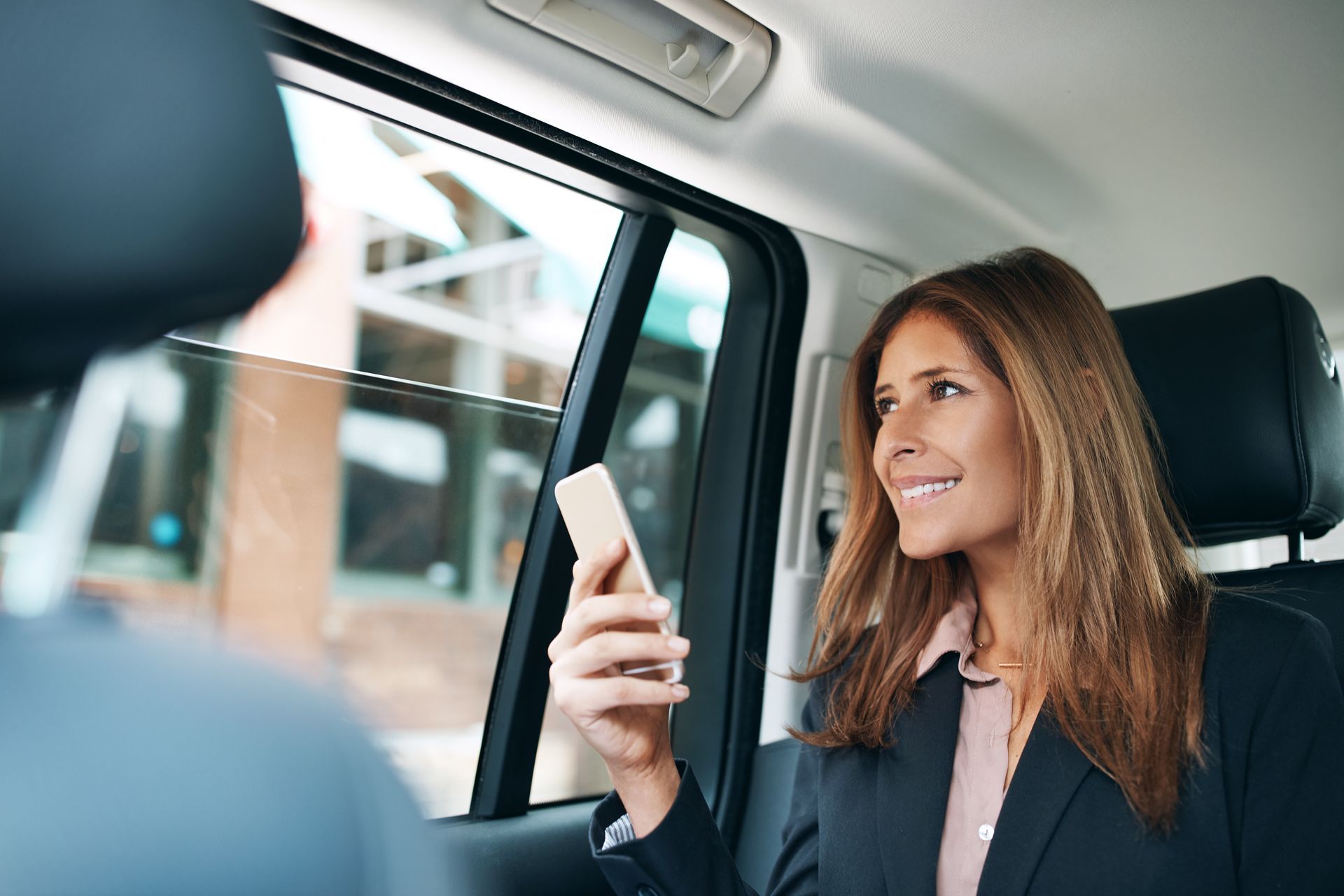 Une femme souriante dans un taxi