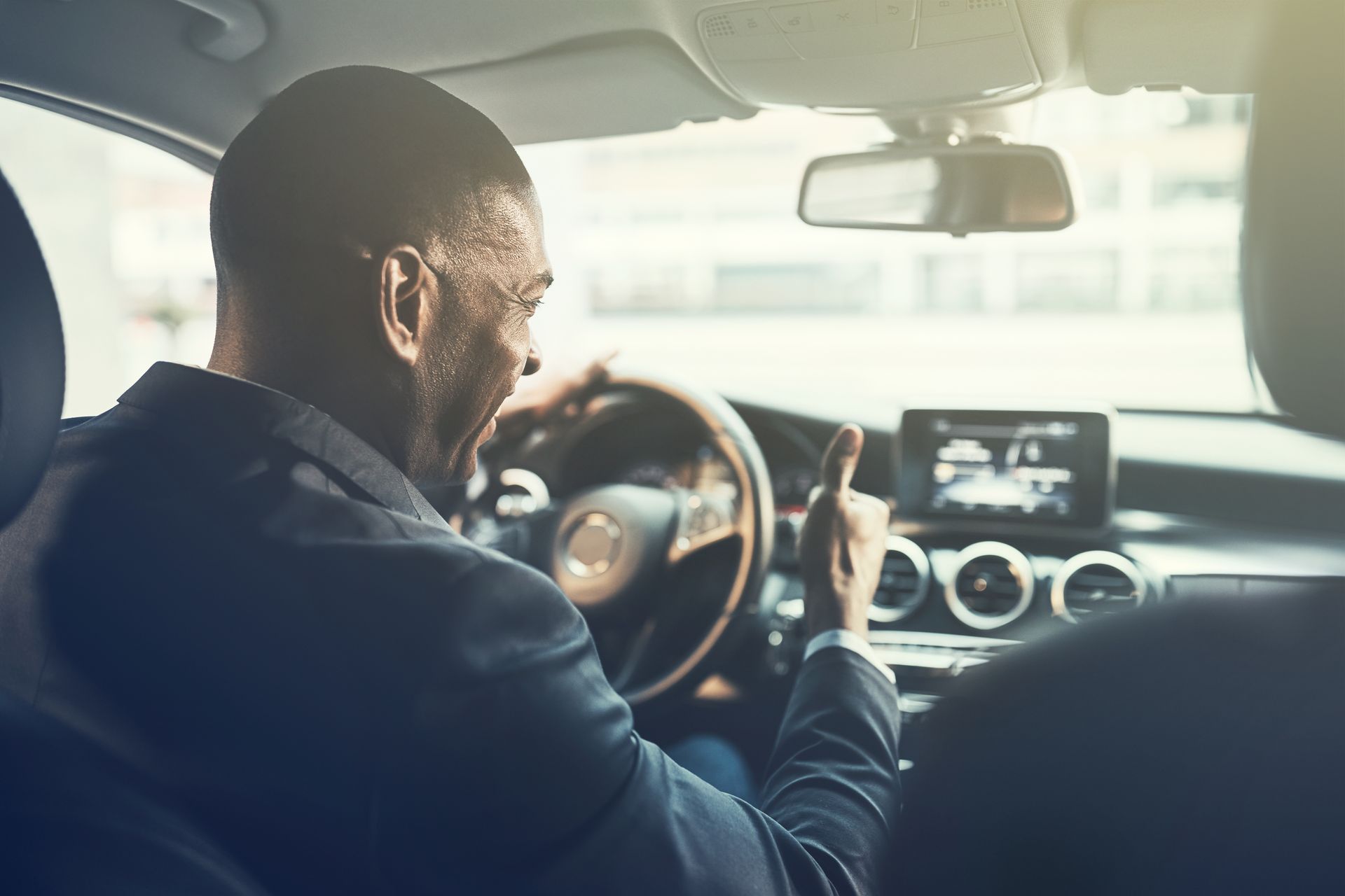 Un chauffeur de taxi souriant