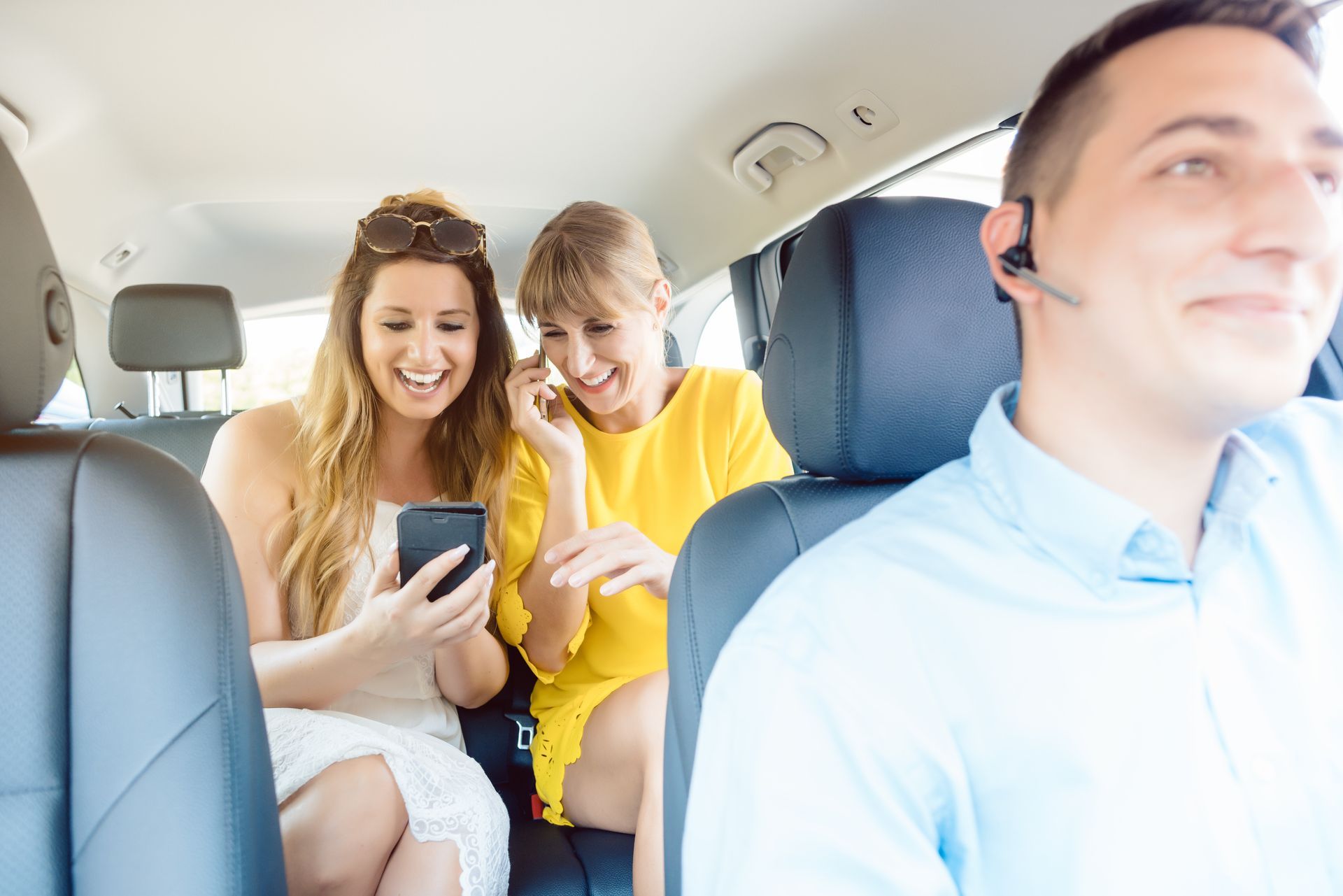 Femmes dans un taxi