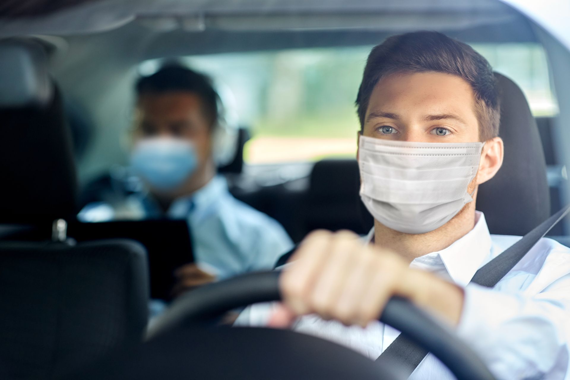 Un chauffeur de taxi masqué et son client à l'arrière