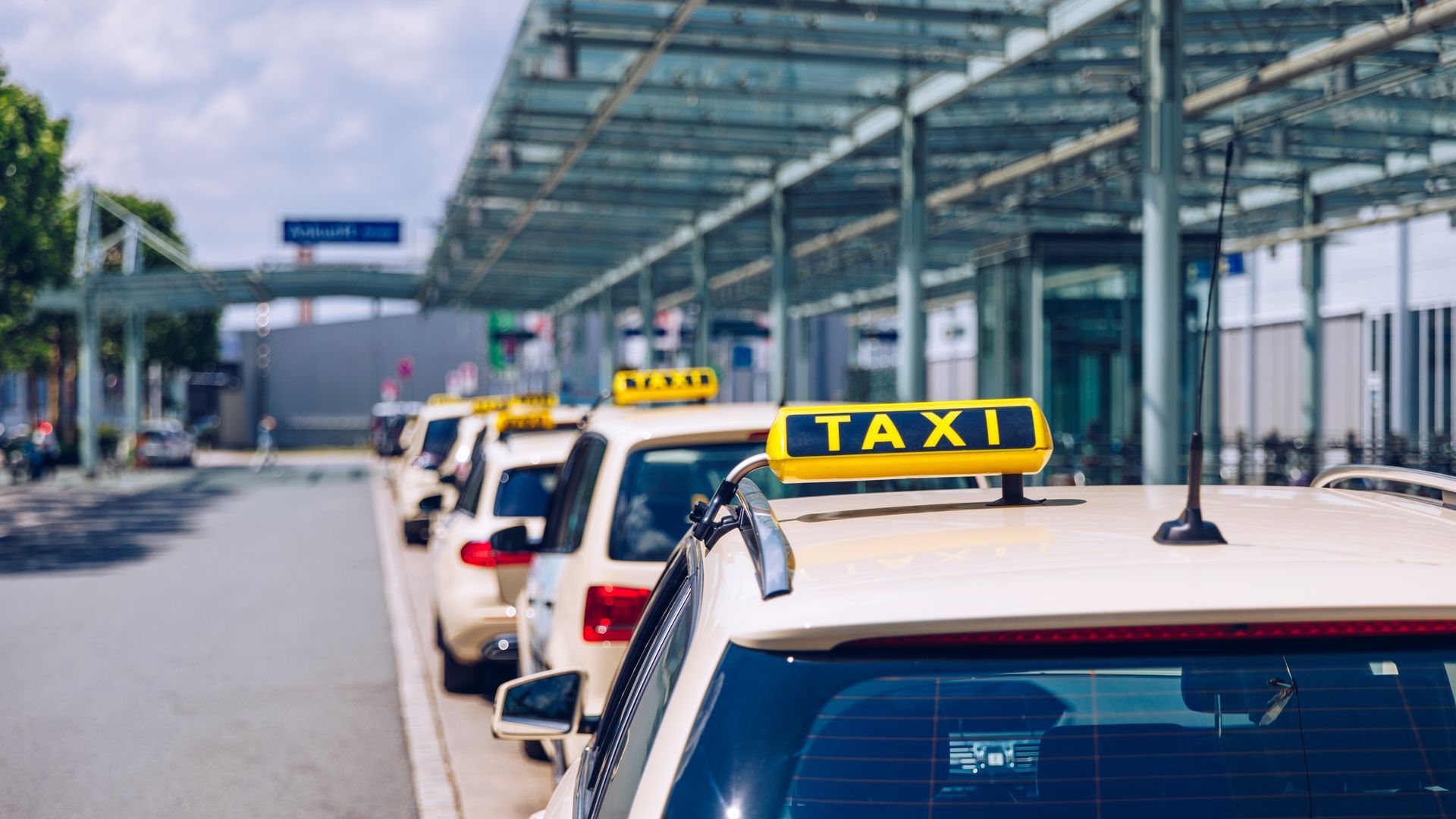 Plusieurs taxis font la queue