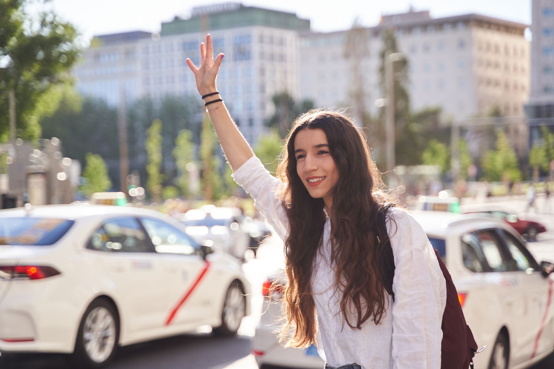 Une femme appelle un taxi